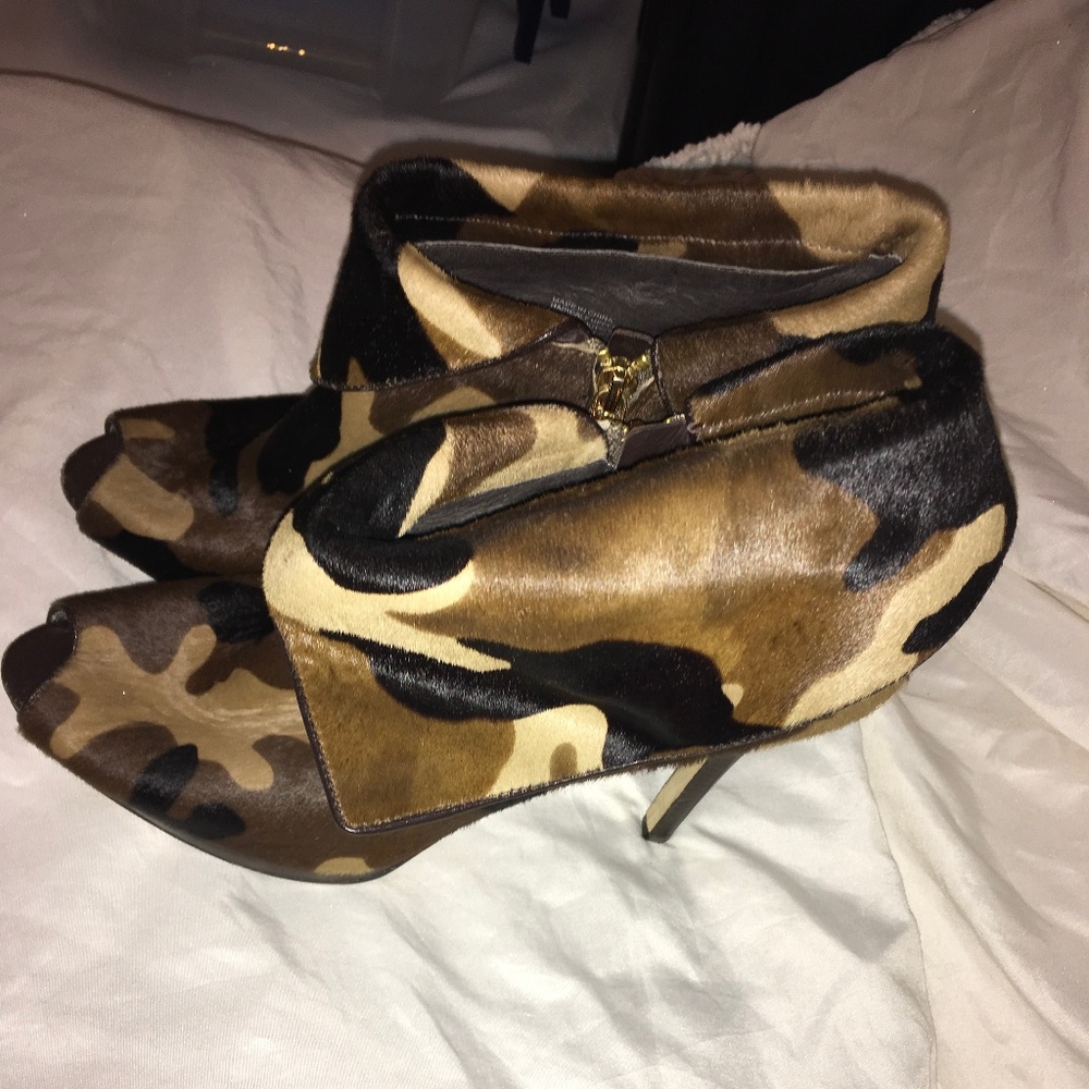 🔥SOLD 🔥 Kors Kendra Camo PeepToe Bootie Heel 10M - Picture 2 of 8